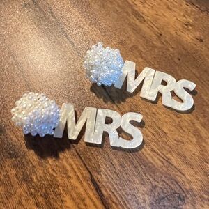 Mrs. Earrings w/Pearl detail